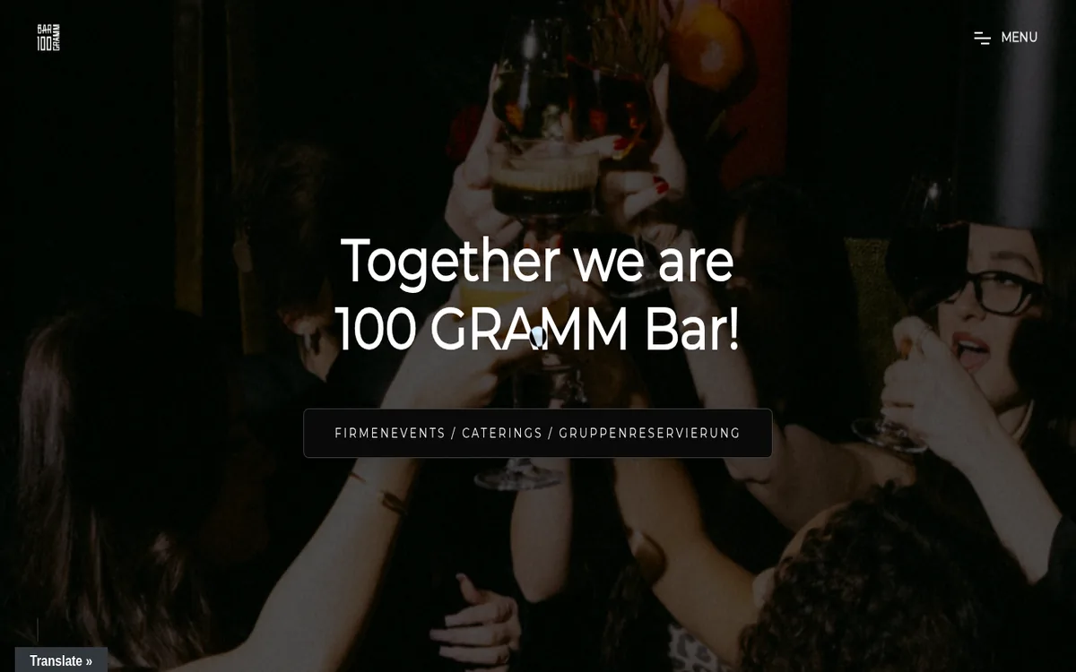 Startseite der 100 Gramm Bar mit Gästen beim Anstoßen