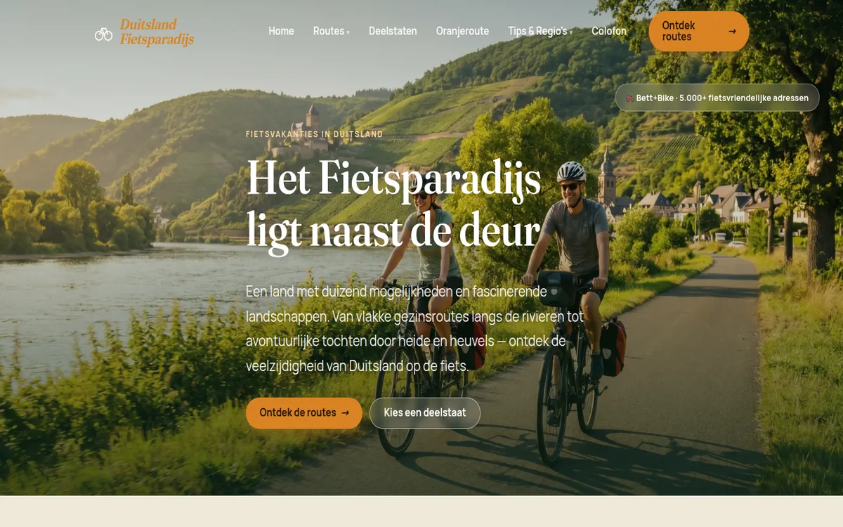 Startseite von Duitsland Fietsparadijs mit Radfahrer an einem Fluss