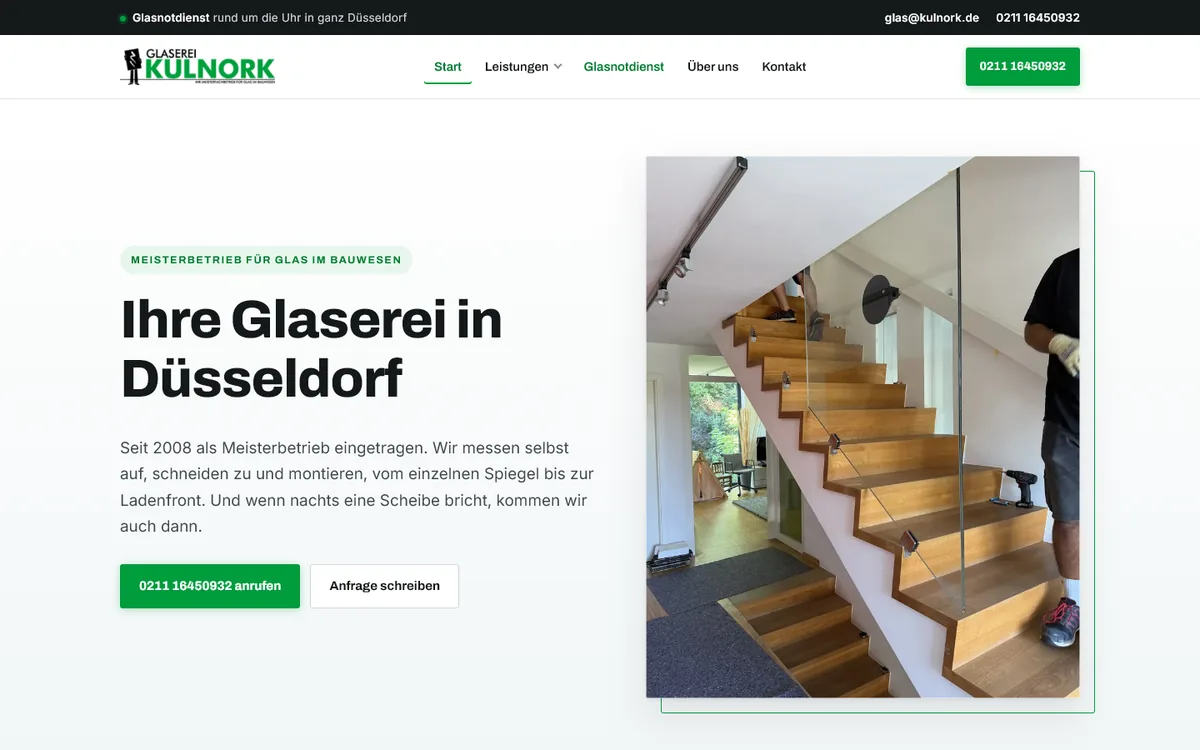 Startseite der Glaserei Kulnork mit Glasgeländer an einer Holztreppe