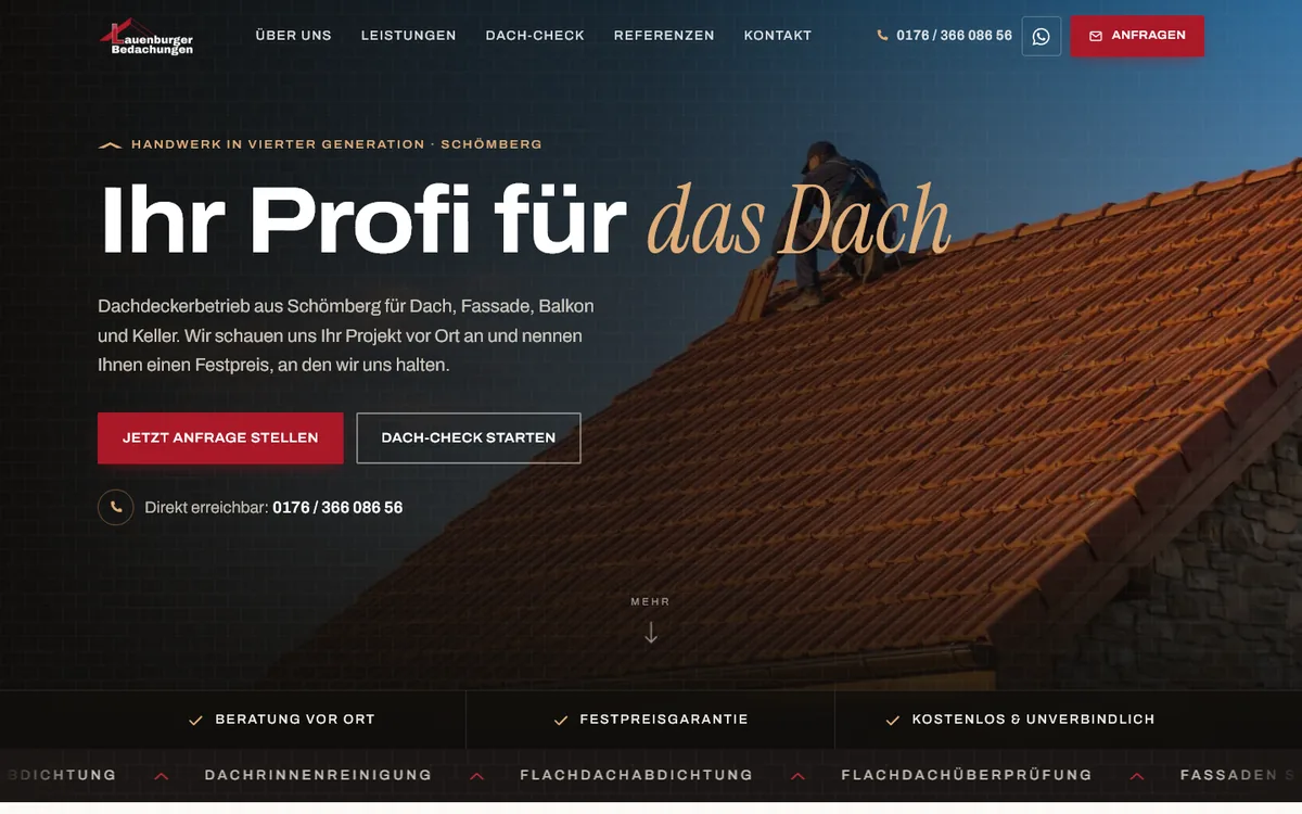 Startseite von Lauenburger Bedachung mit Dachdecker auf einem Ziegeldach